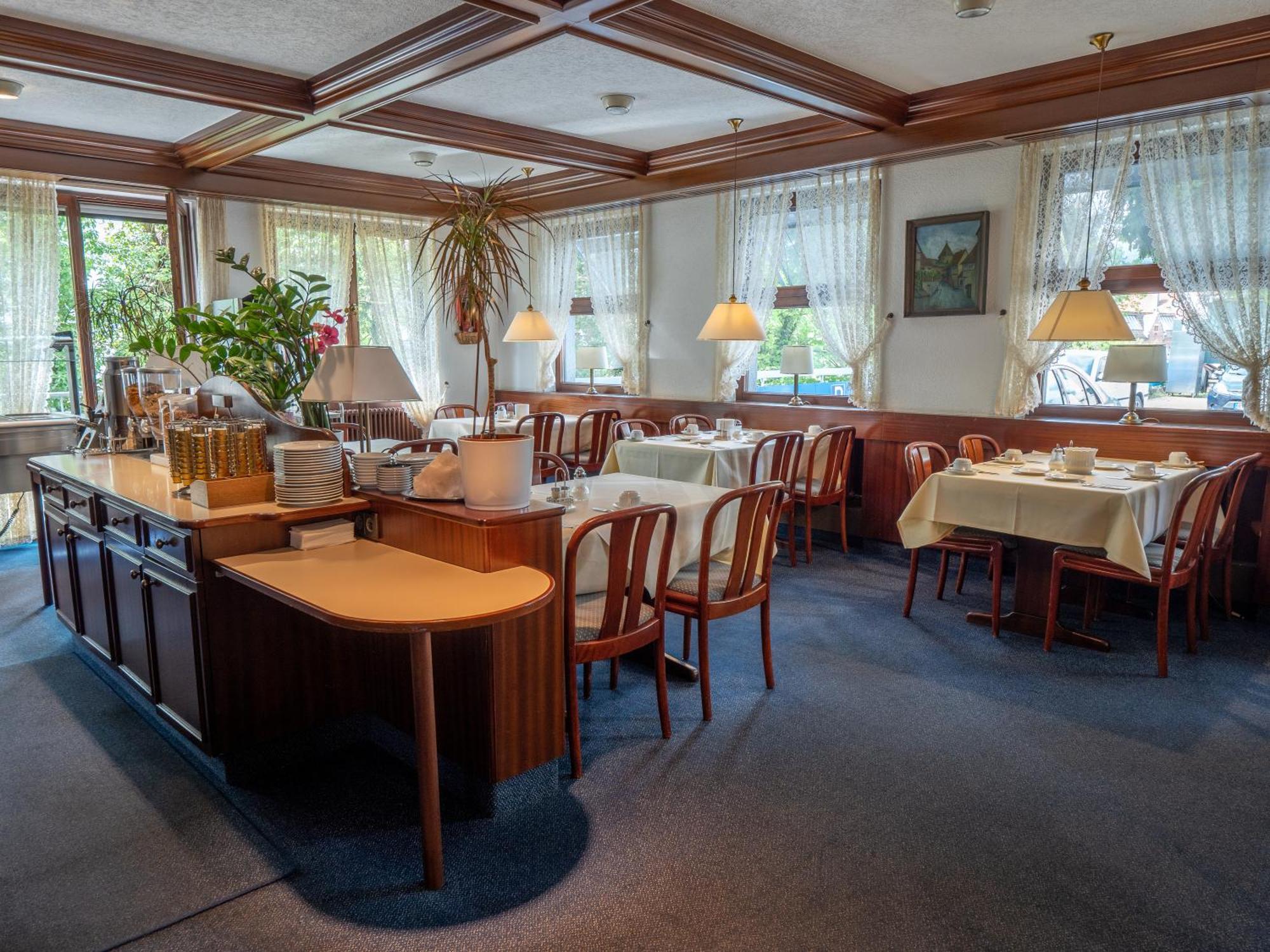Hotel Pflum Mit Gaestehaus Нюртинген Екстериор снимка