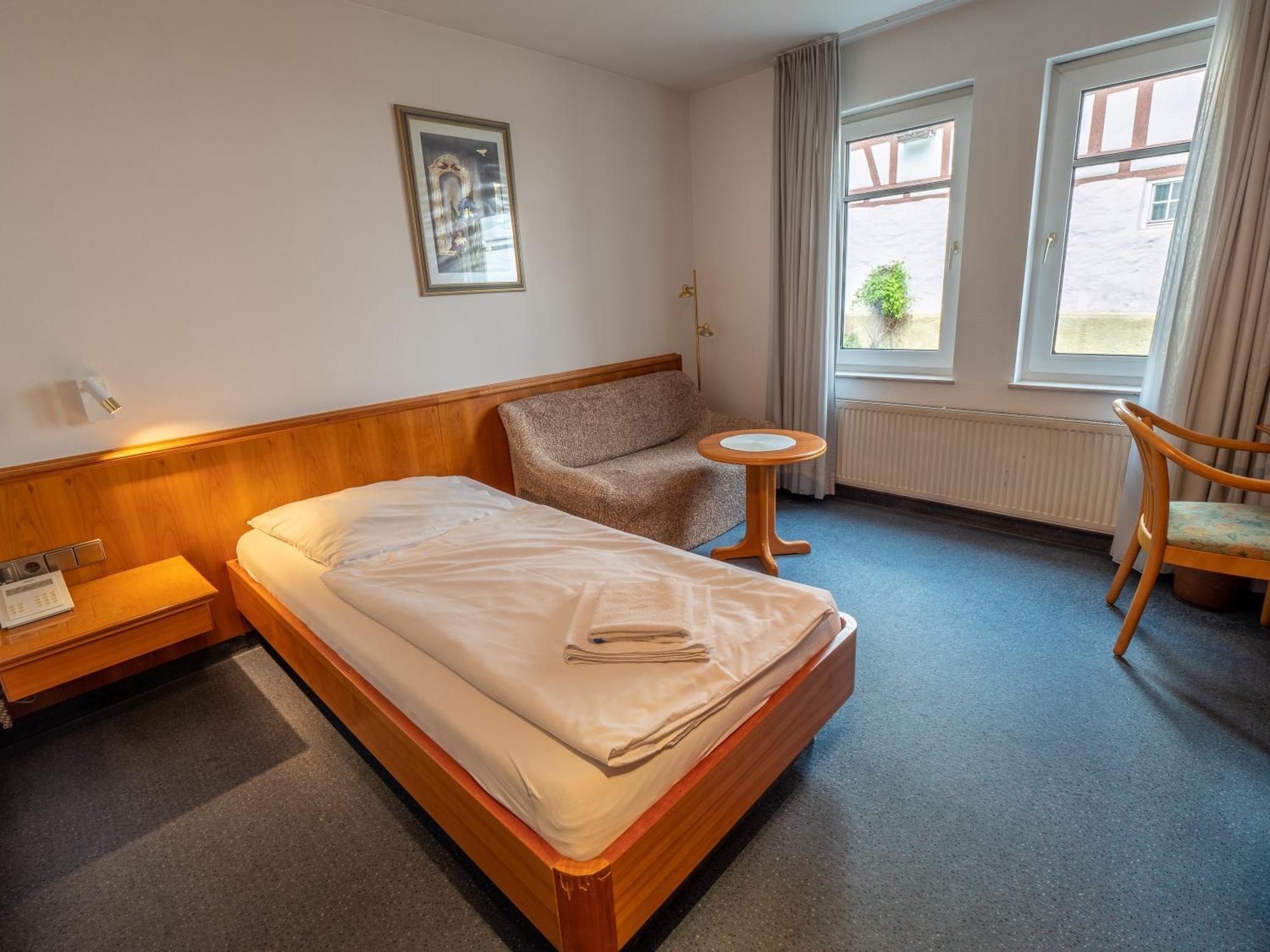 Hotel Pflum Mit Gaestehaus Нюртинген Екстериор снимка