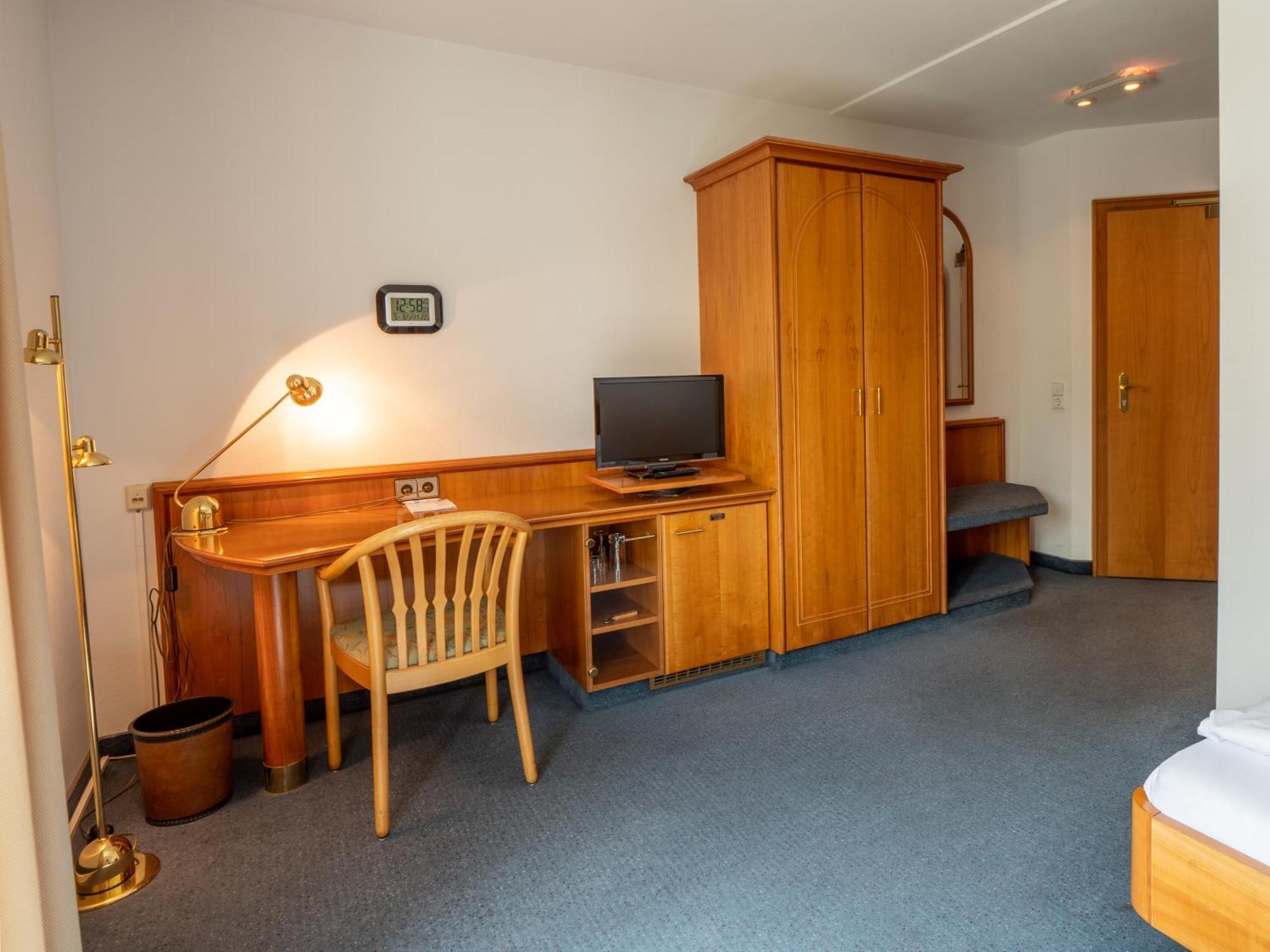 Hotel Pflum Mit Gaestehaus Нюртинген Екстериор снимка
