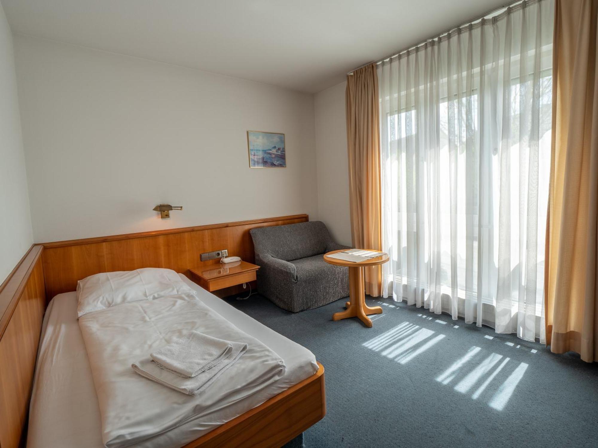 Hotel Pflum Mit Gaestehaus Нюртинген Екстериор снимка